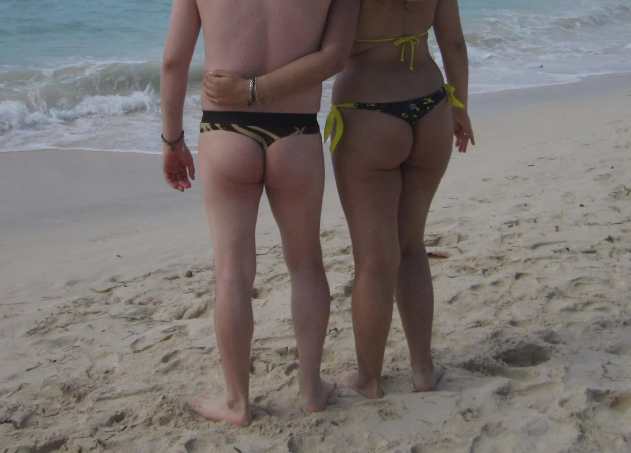 Go to the beach to conquer men together! Doesn't that look sexy to you?