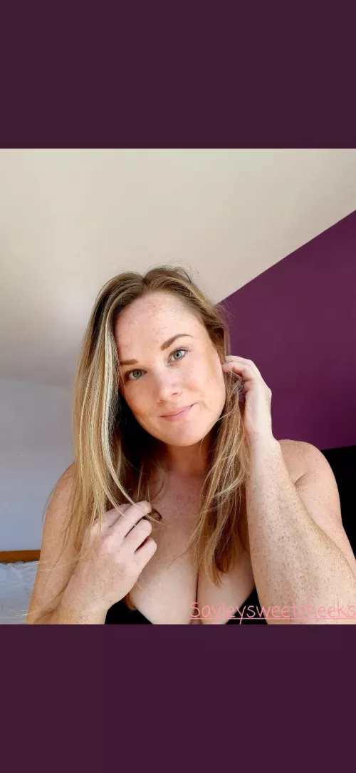 Happy hump day beautiful people, you wanna count my freckles?