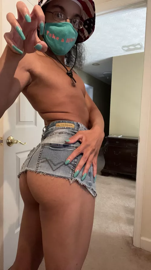 Hi dudes. Anyone like muscular thighs?