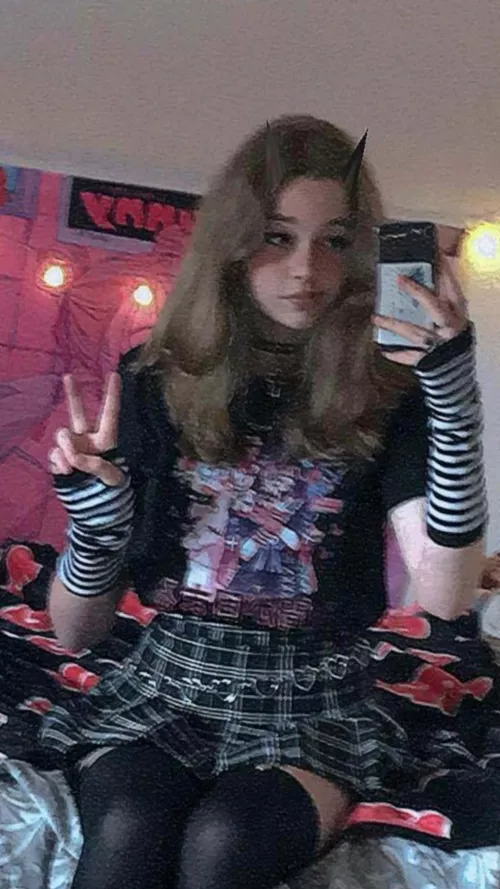 hi, first time showing myself to anyone else! (im nervous af)