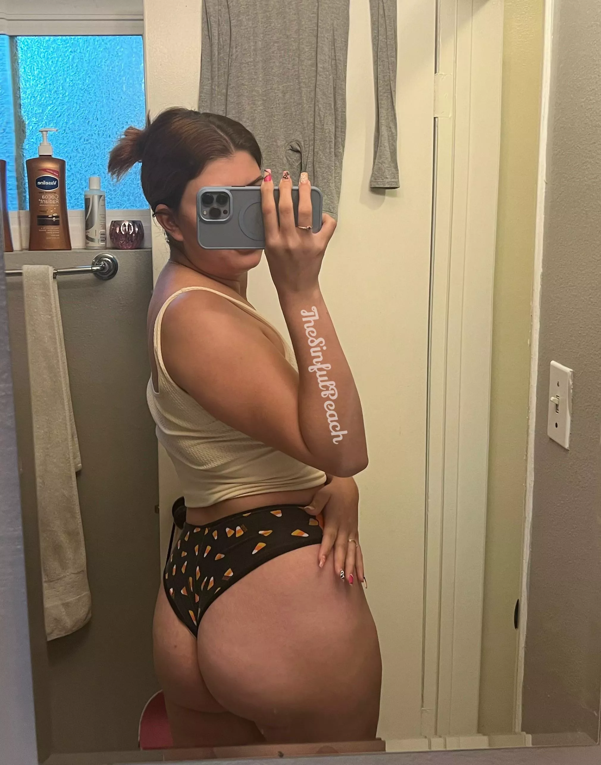 i can’t be the only one who enjoys eating candy corn