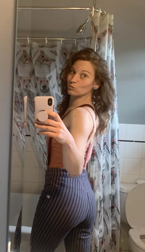 I gotta empty my phone. Take my milfie please