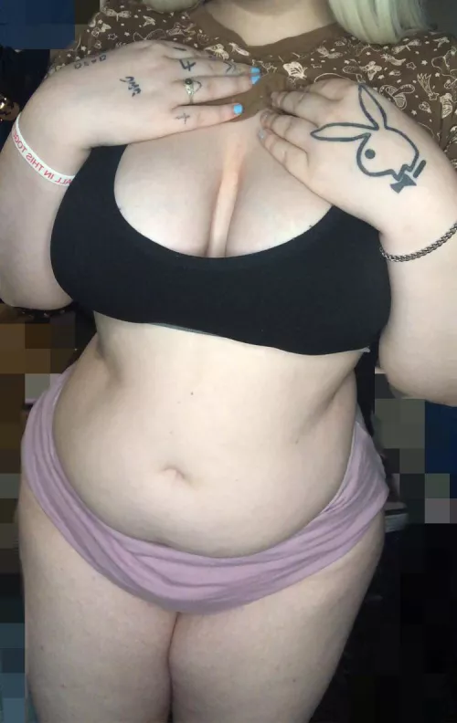 I haven’t done a full body pic in awhile 🖤