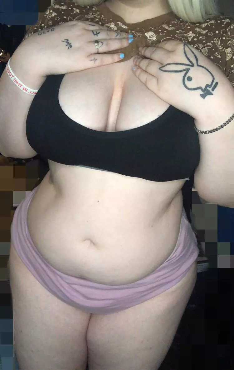 I haven’t done a full body pic in awhile 🖤