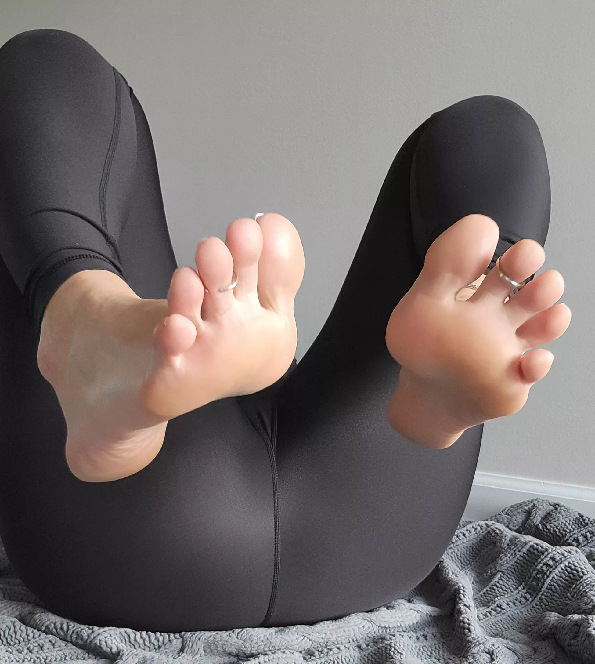 Laid back and waiting for you😋