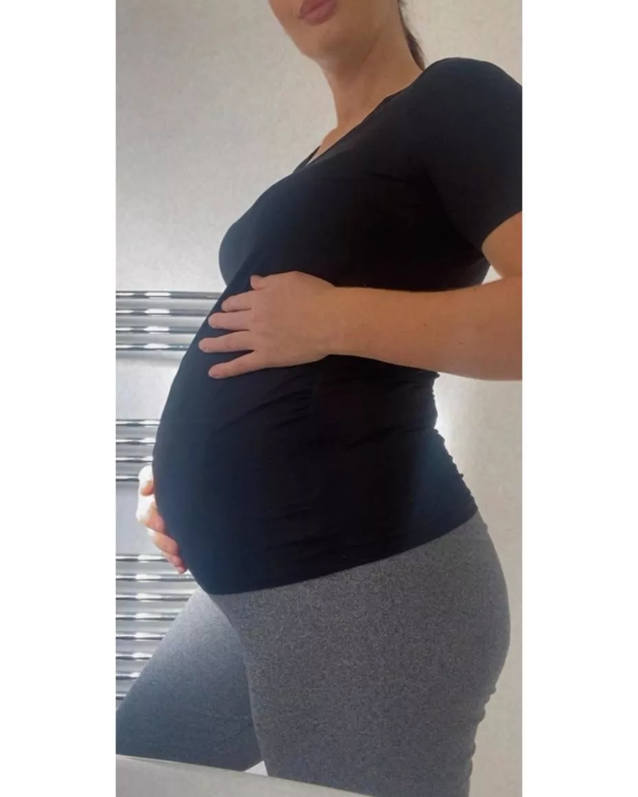 Loving the pregnant curves 💗