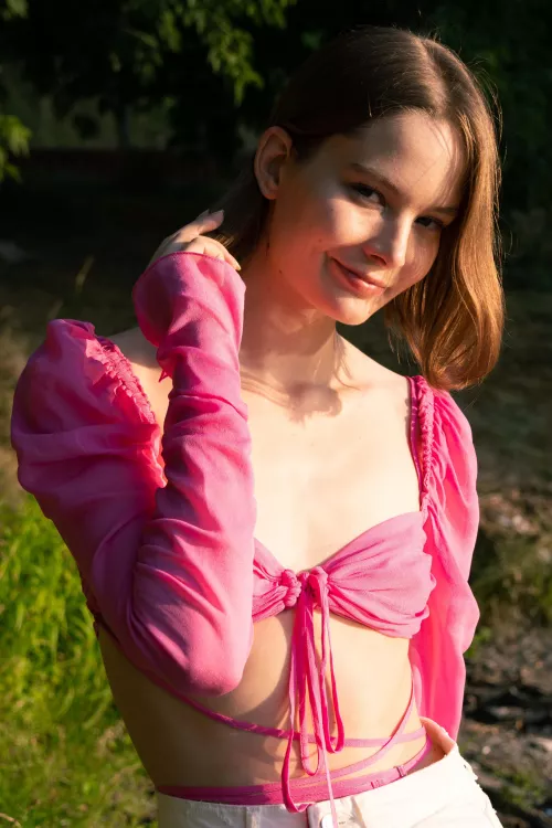 Me and my pink crop top 💕