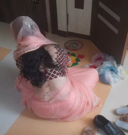 Meri neighbour rangoli aur mood dono bana rahi, tumhari neighbour hoti to??