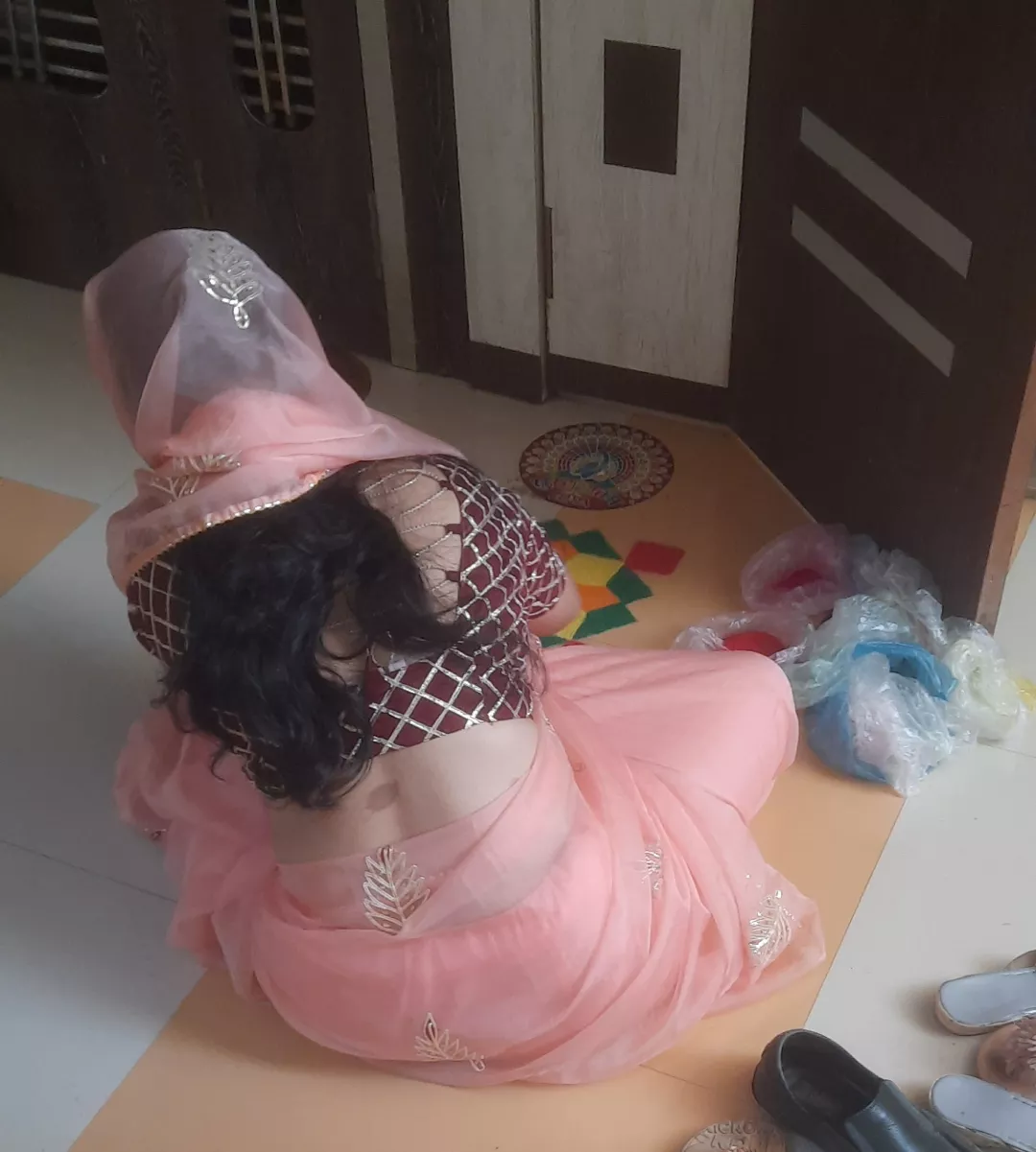 Meri neighbour rangoli aur mood dono bana rahi, tumhari neighbour hoti to??