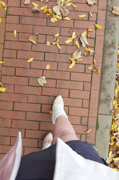 Mit kurzem Rock unterwegs. On the way with a short skirt.