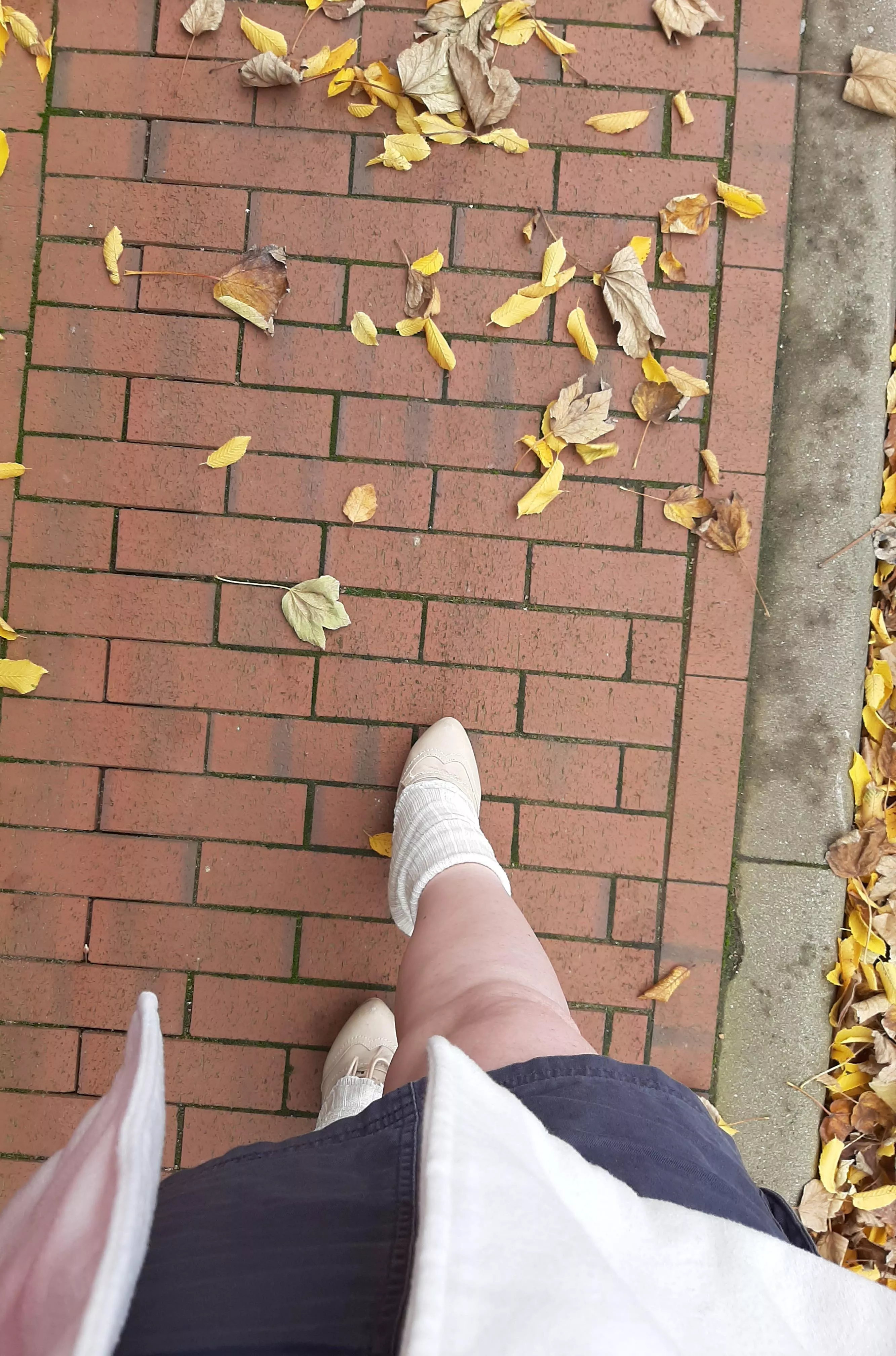 Mit kurzem Rock unterwegs. On the way with a short skirt.