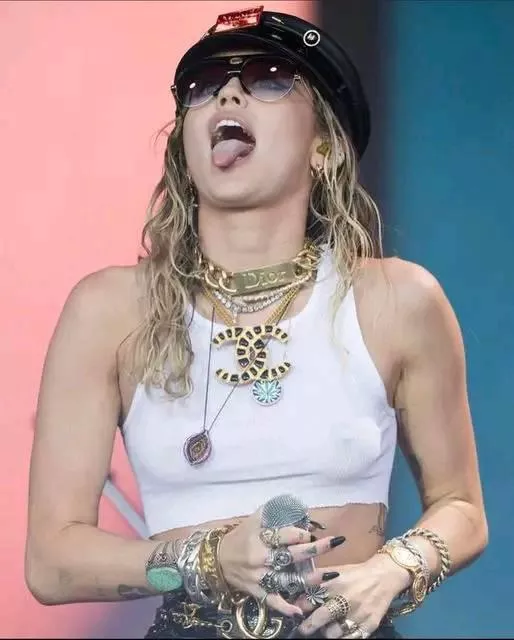 Morning wood for Miley