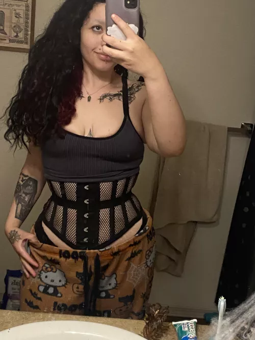New corset, thoughts?🖤