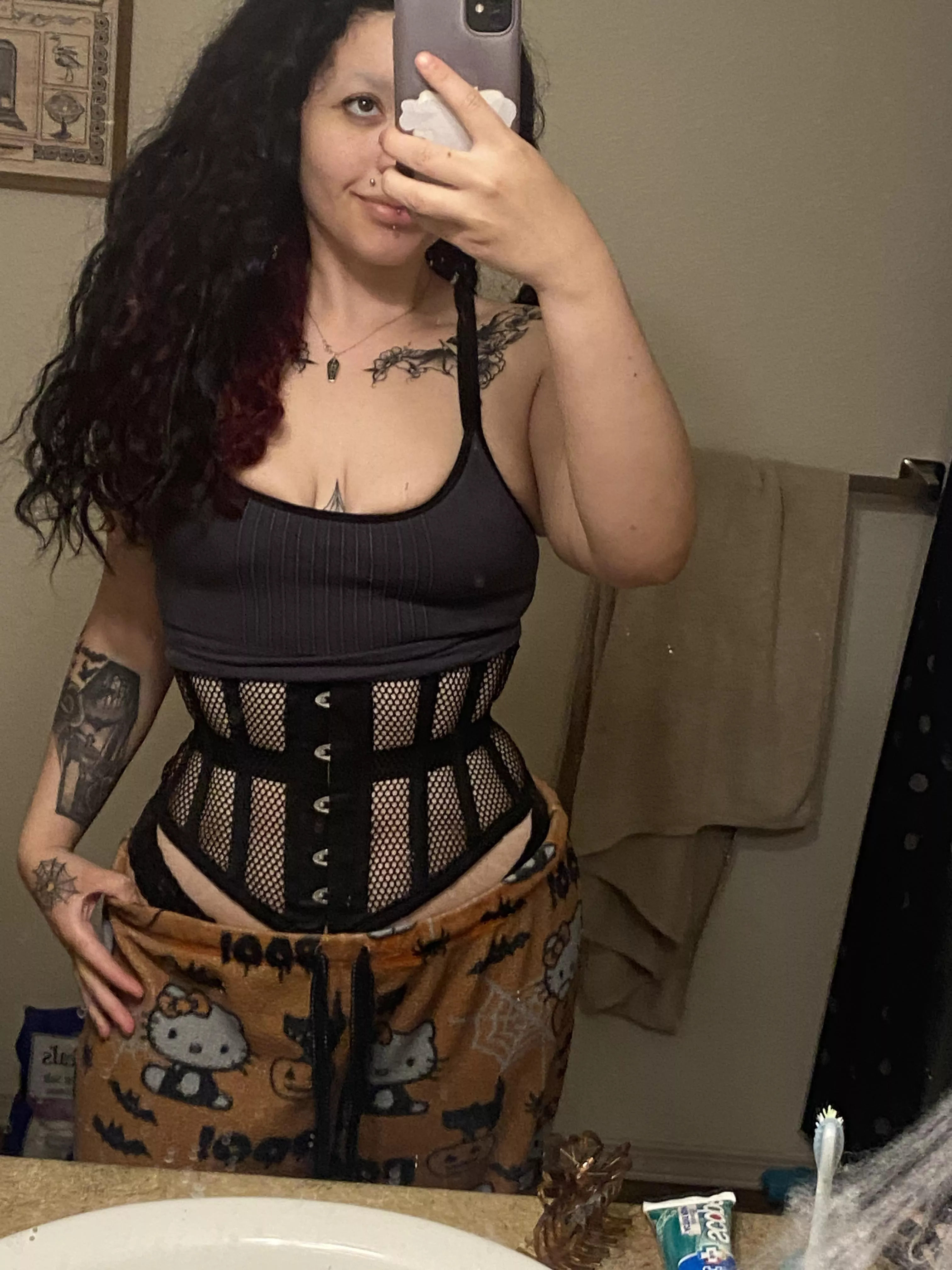 New corset, thoughts?🖤
