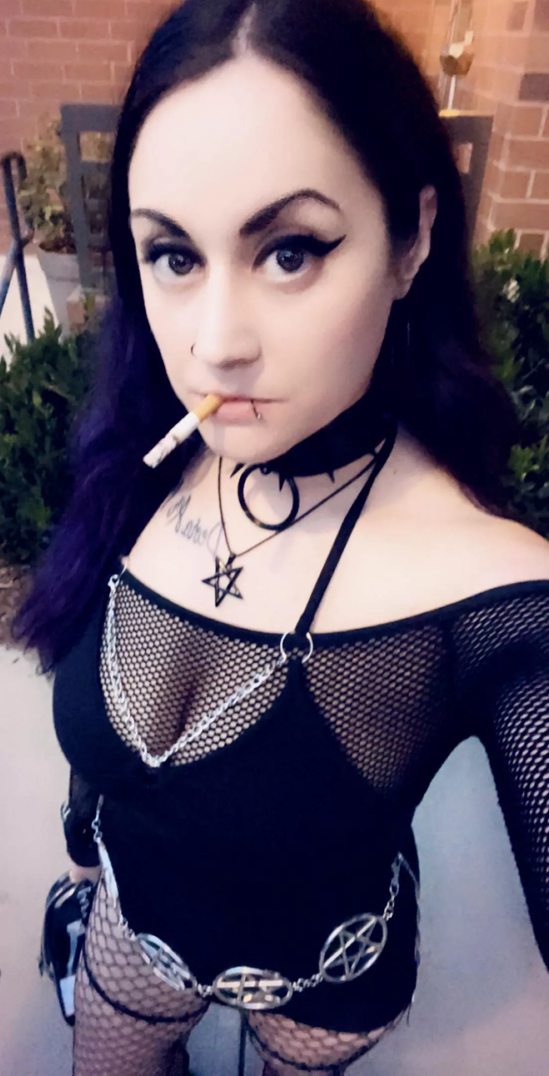 Smoking while waiting in line for a show 🖤🤘🏻