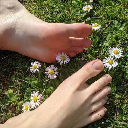 someone praise my feet🧡🌼