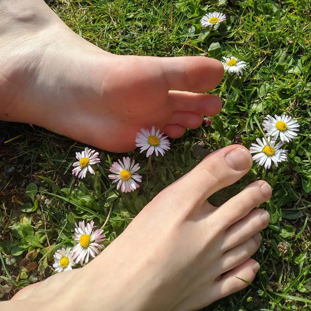 someone praise my feet🧡🌼