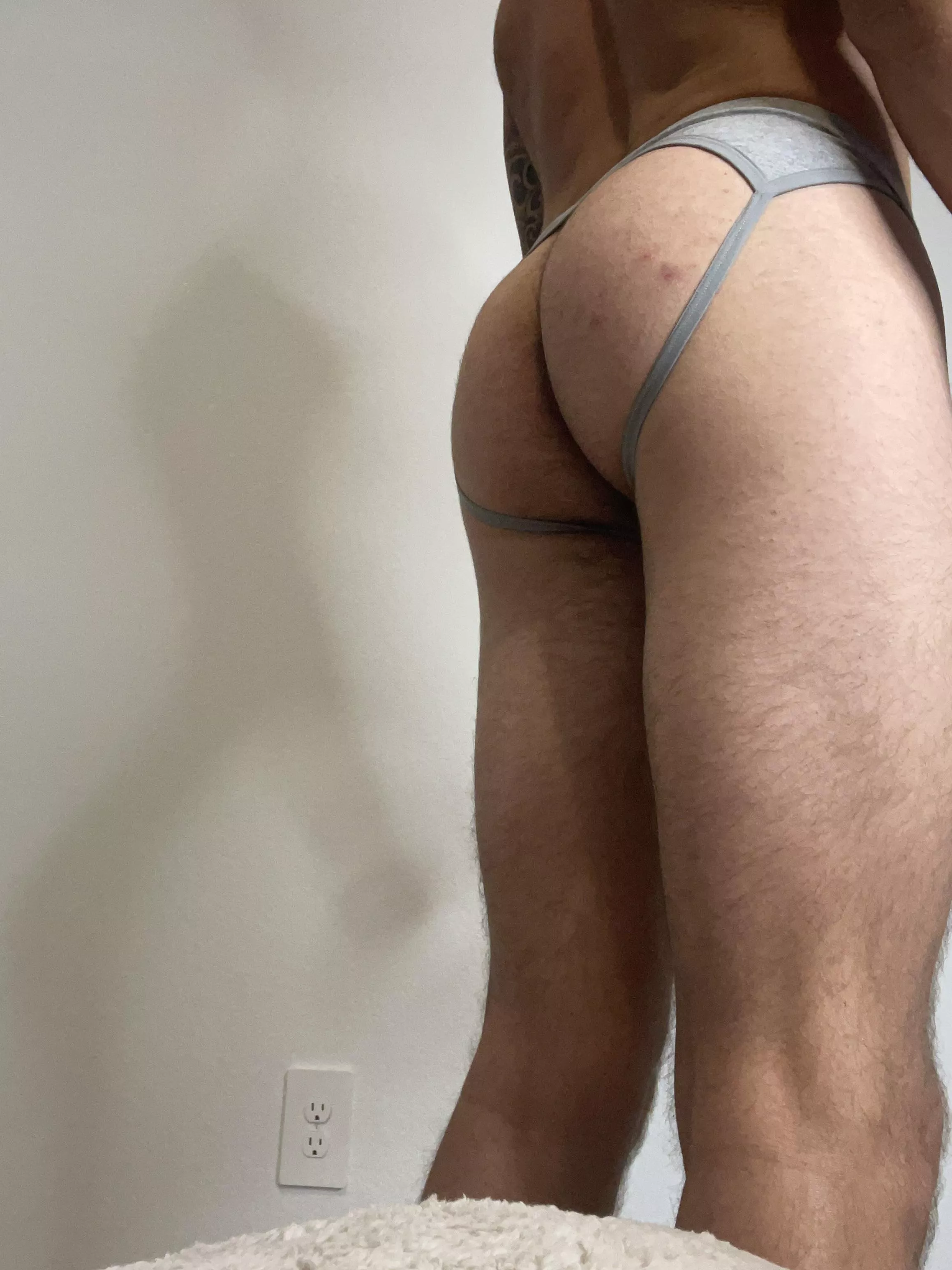 Someone take this jock off and have some fun with me 😈