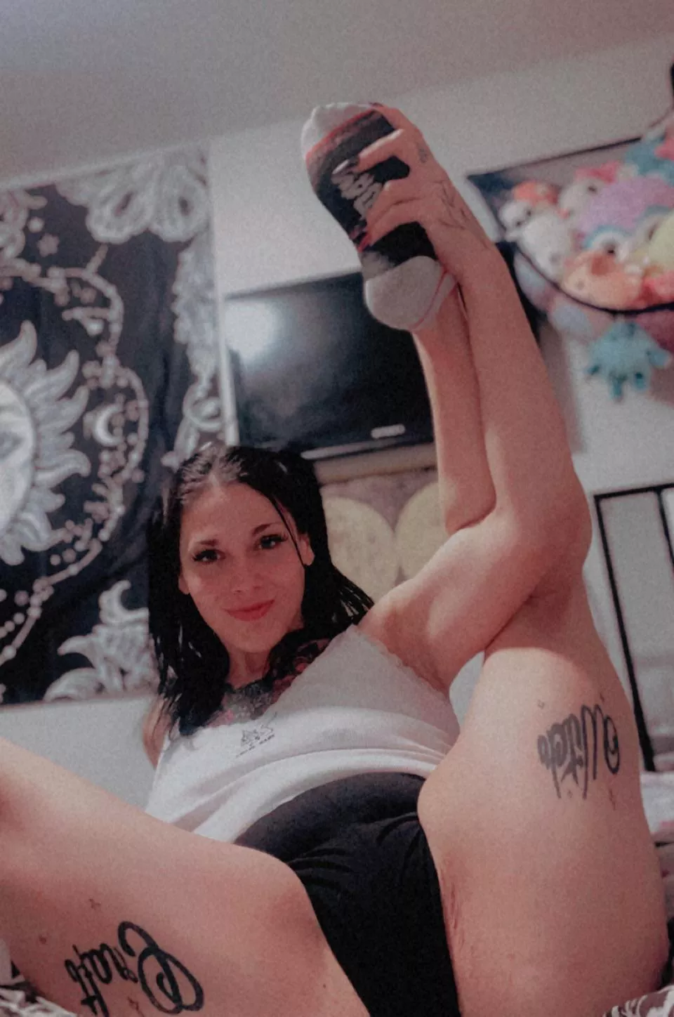 Thick thighs n pretty eyes or whatever they say 🤷🏻‍♀️