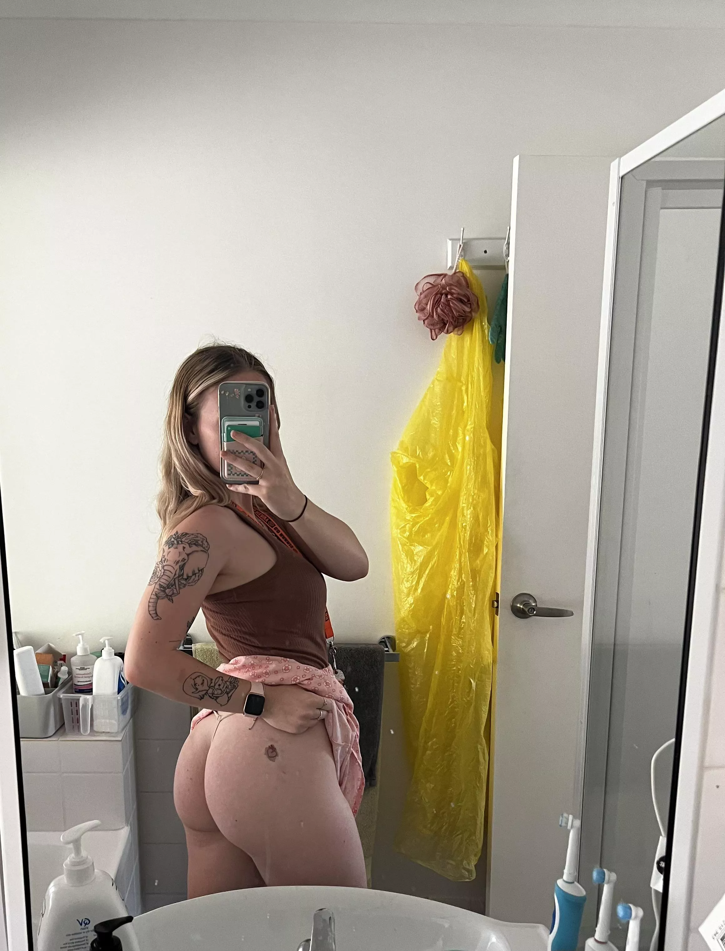 who wants a quick fuck in the work bathroom ?