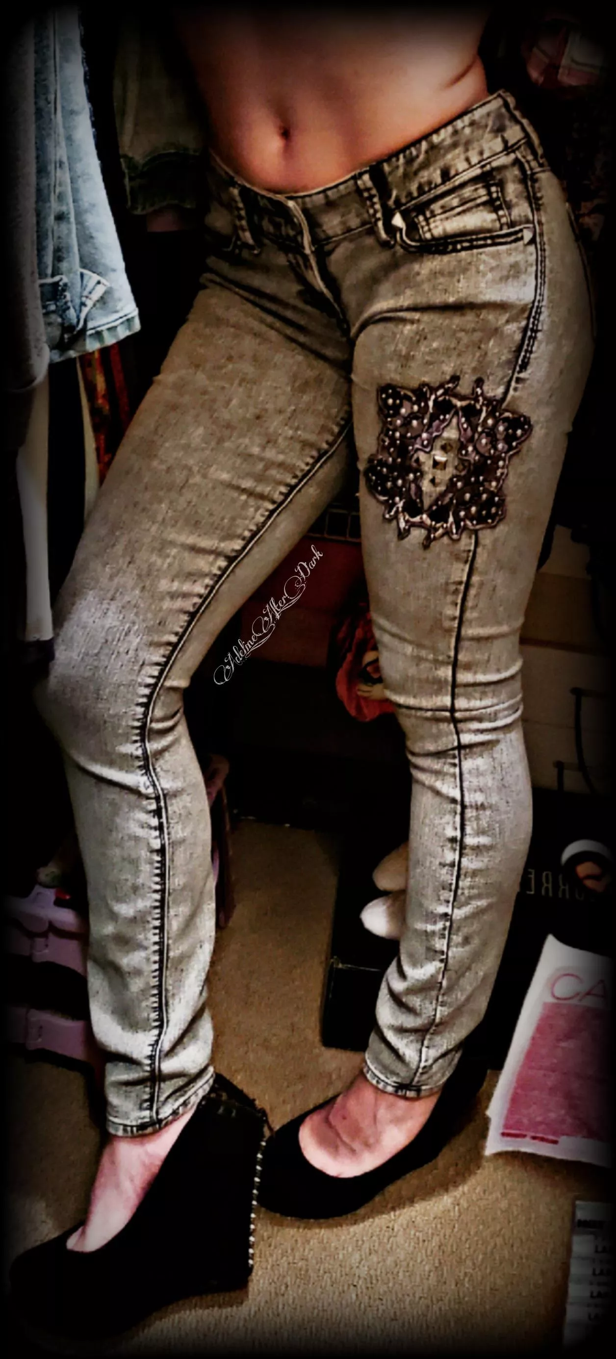 Acid wash skin-tight jeans + high wedges = 🔥