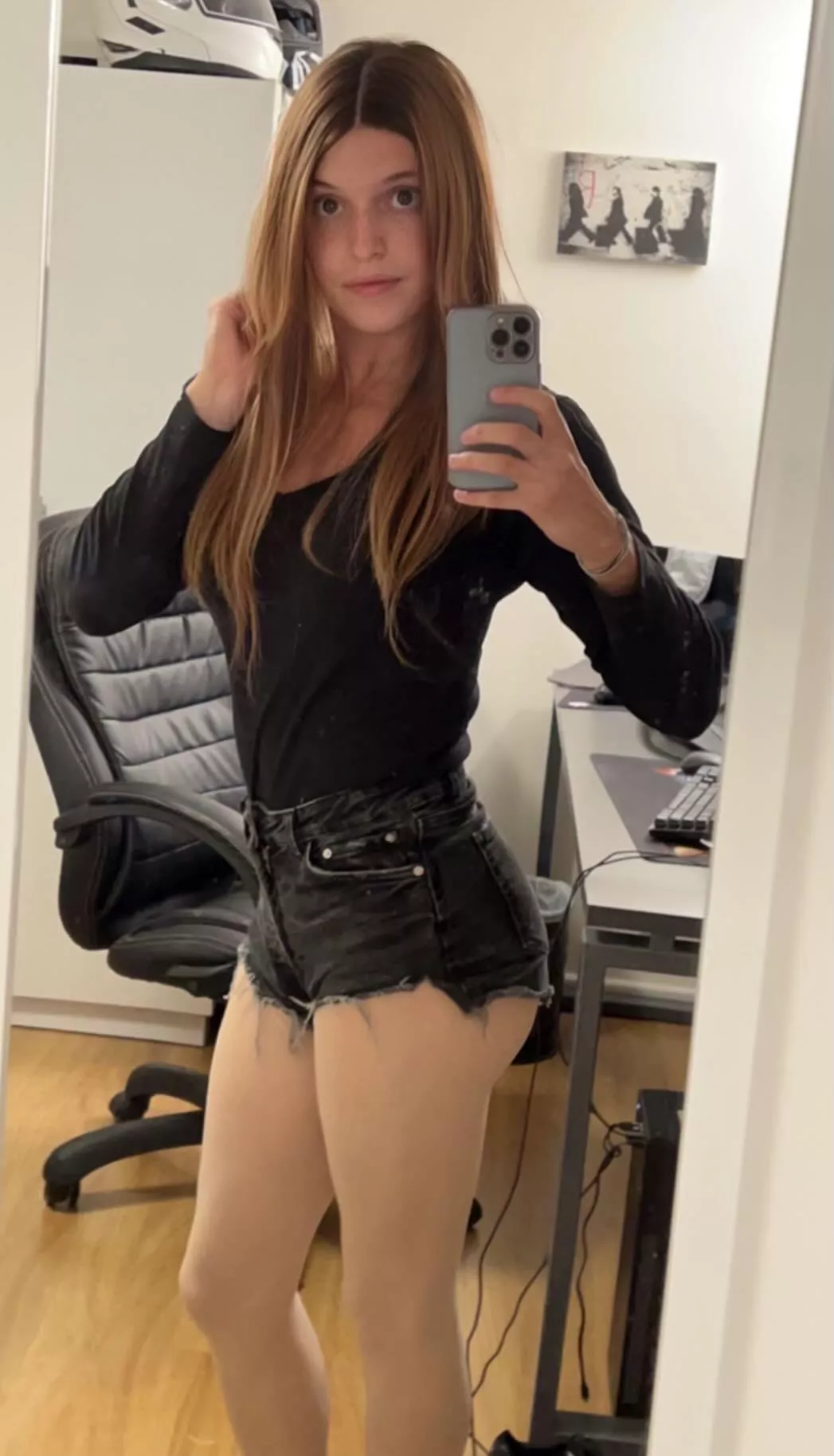 First ever leg reveal! I’m so nervoussss🤭❤️