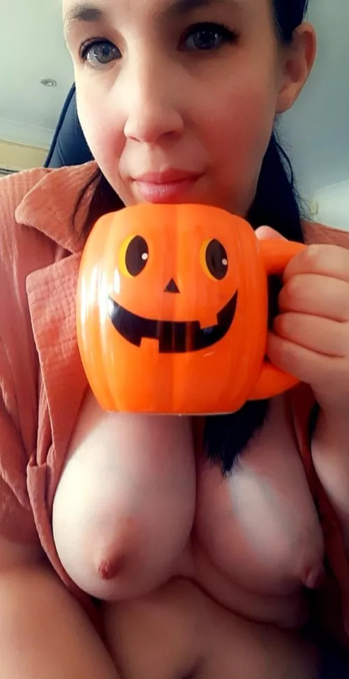 Get on your knees and worship me like the Queen I am 😈