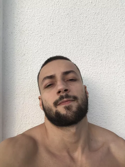 hello my name is tiago and im a 29 years old surfer from 🇧🇷