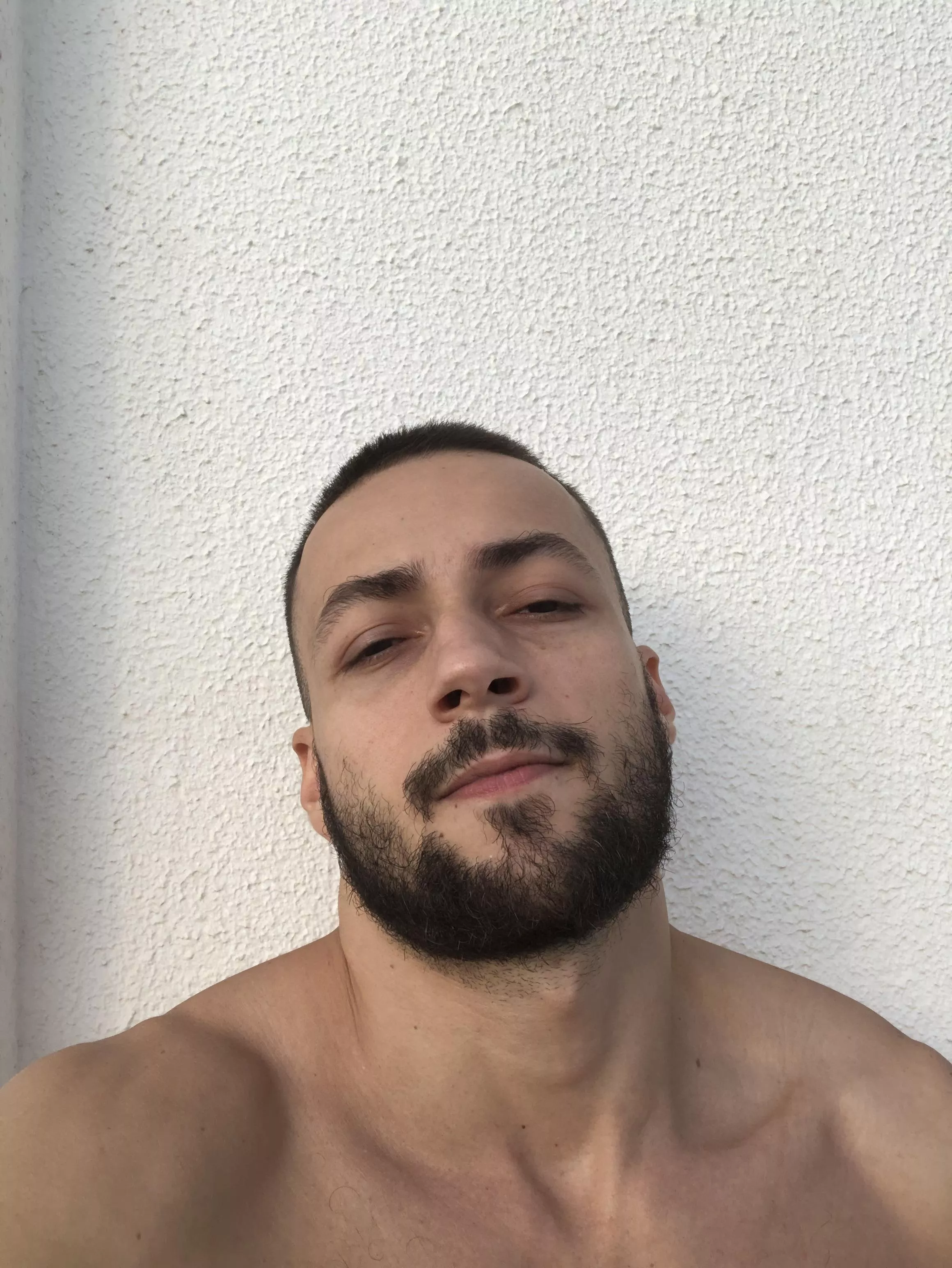 hello my name is tiago and im a 29 years old surfer from 🇧🇷