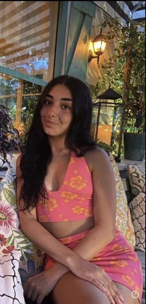 Looking for someone who can live trib on cam to my hot 18 year old friend with cute face and bikini pics. I prefer older men but all are fine. Must have a second screen. Snap: mikepaun2021 Discord: quentenwizard#9043 Telegram: @mikepaun