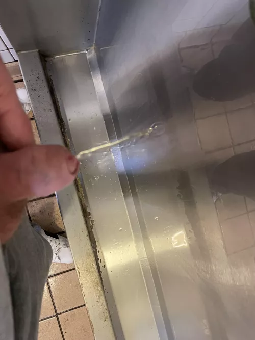 Love seeing the reflection of me pissing