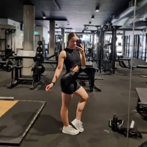 Mid leg day pose ✌️ [F]