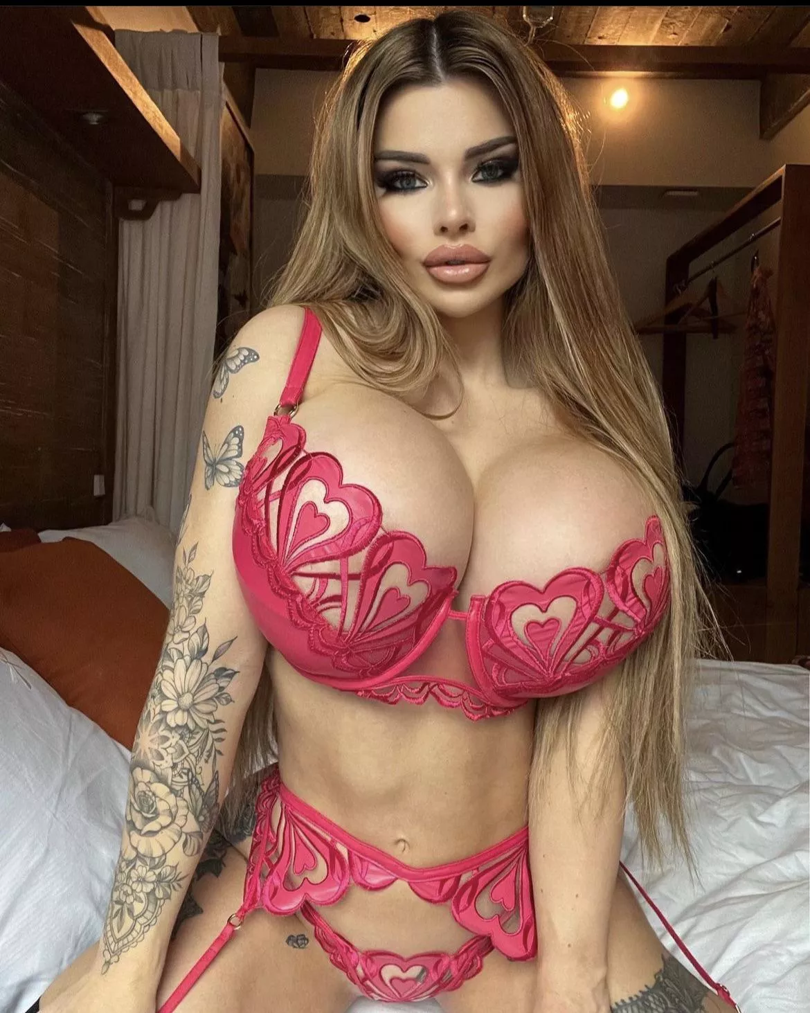 One of my favorite bimbos in my all time fav lingerie 🤯💦