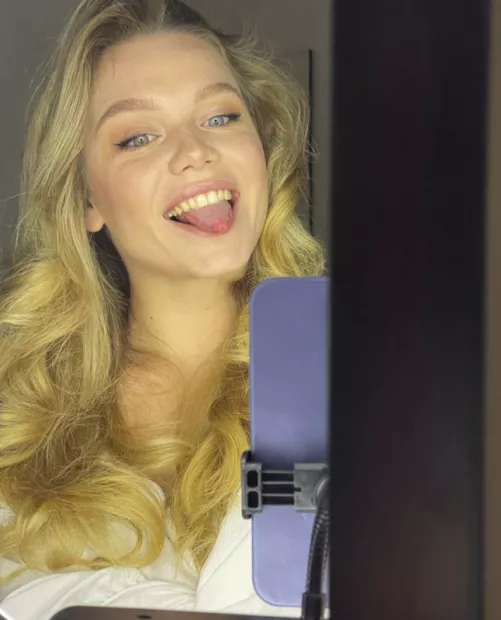 Pull my hair as you fuck my face