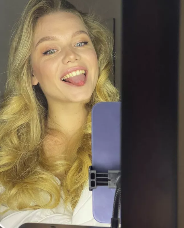 Pull my hair as you fuck my face