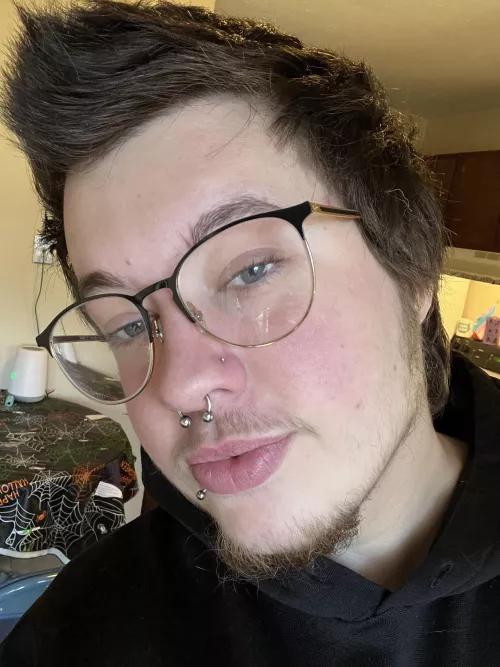 Queer trans cub here feeling cute 🥰