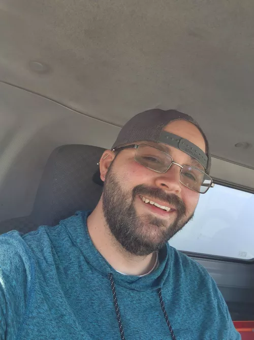 Taking selfies in my work truck because I thought I looked cute today 😊