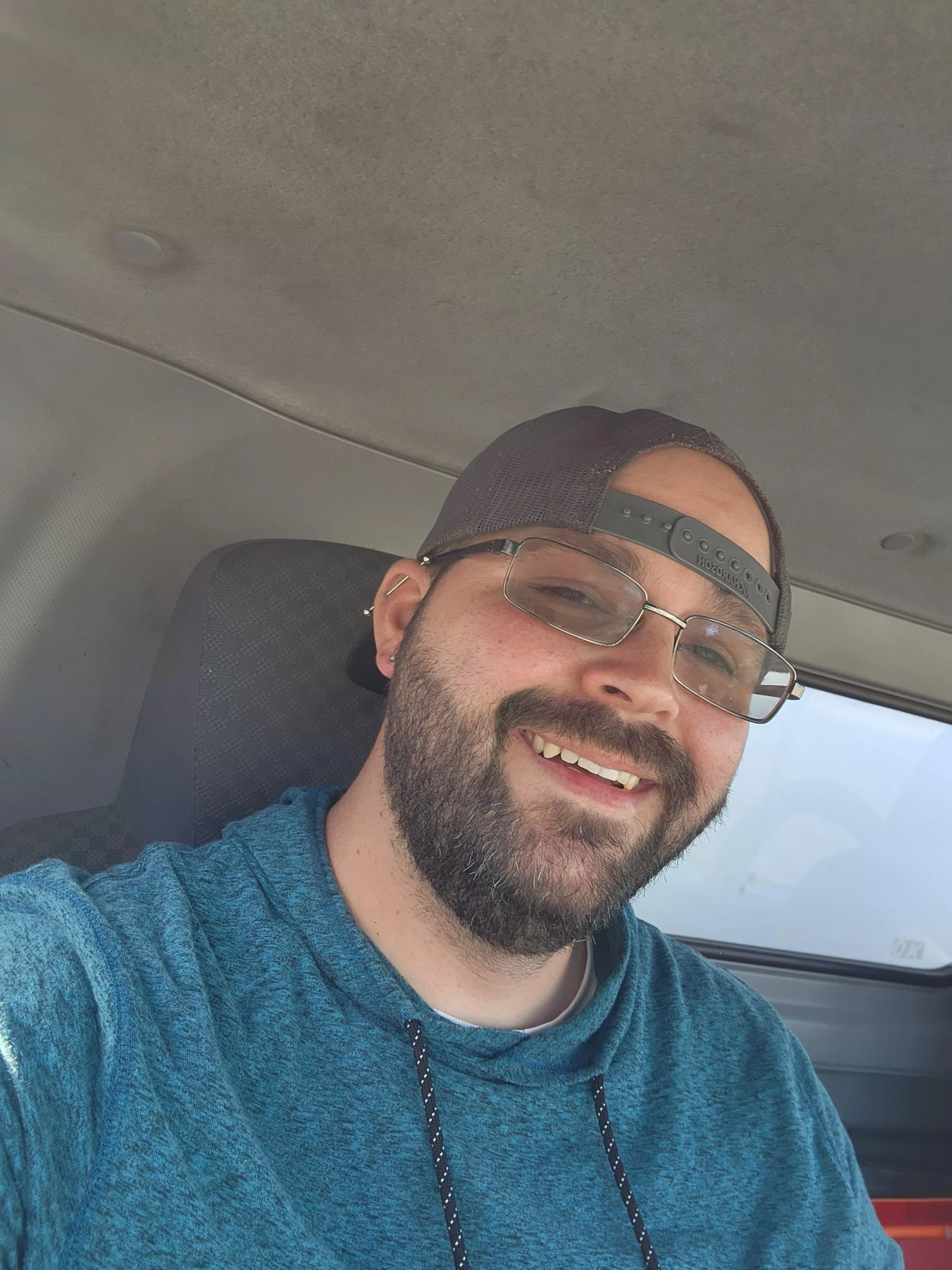 Taking selfies in my work truck because I thought I looked cute today 😊