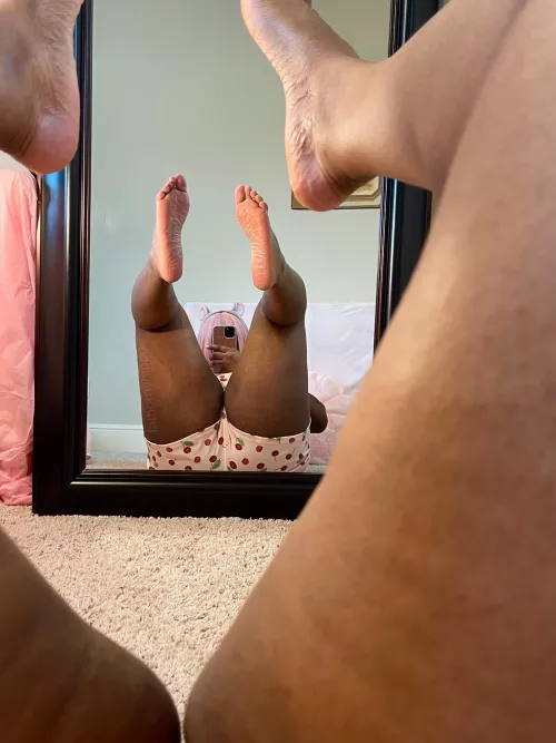 thick thighs + feet = 🥰