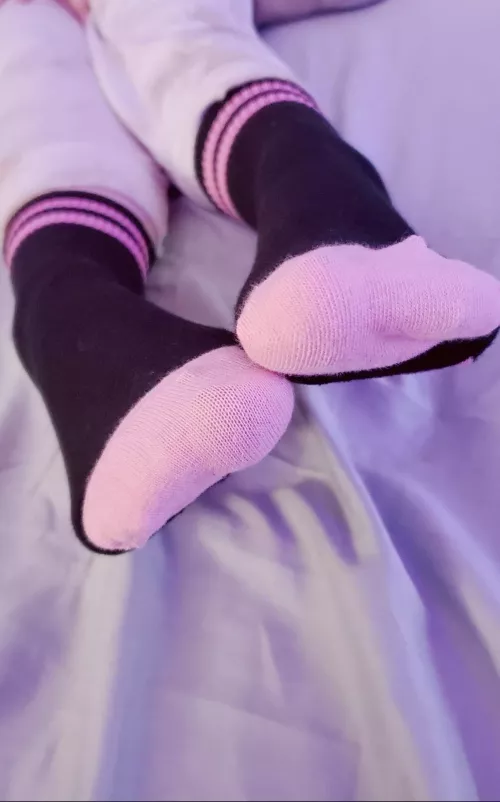 wanna see what the bottom of my socks say? 😘