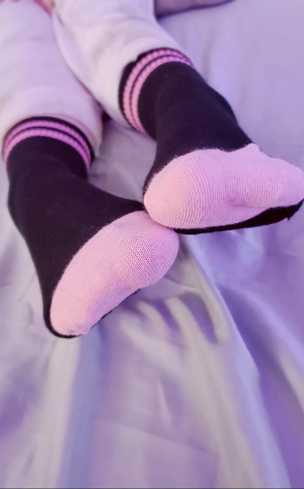 wanna see what the bottom of my socks say? 😘