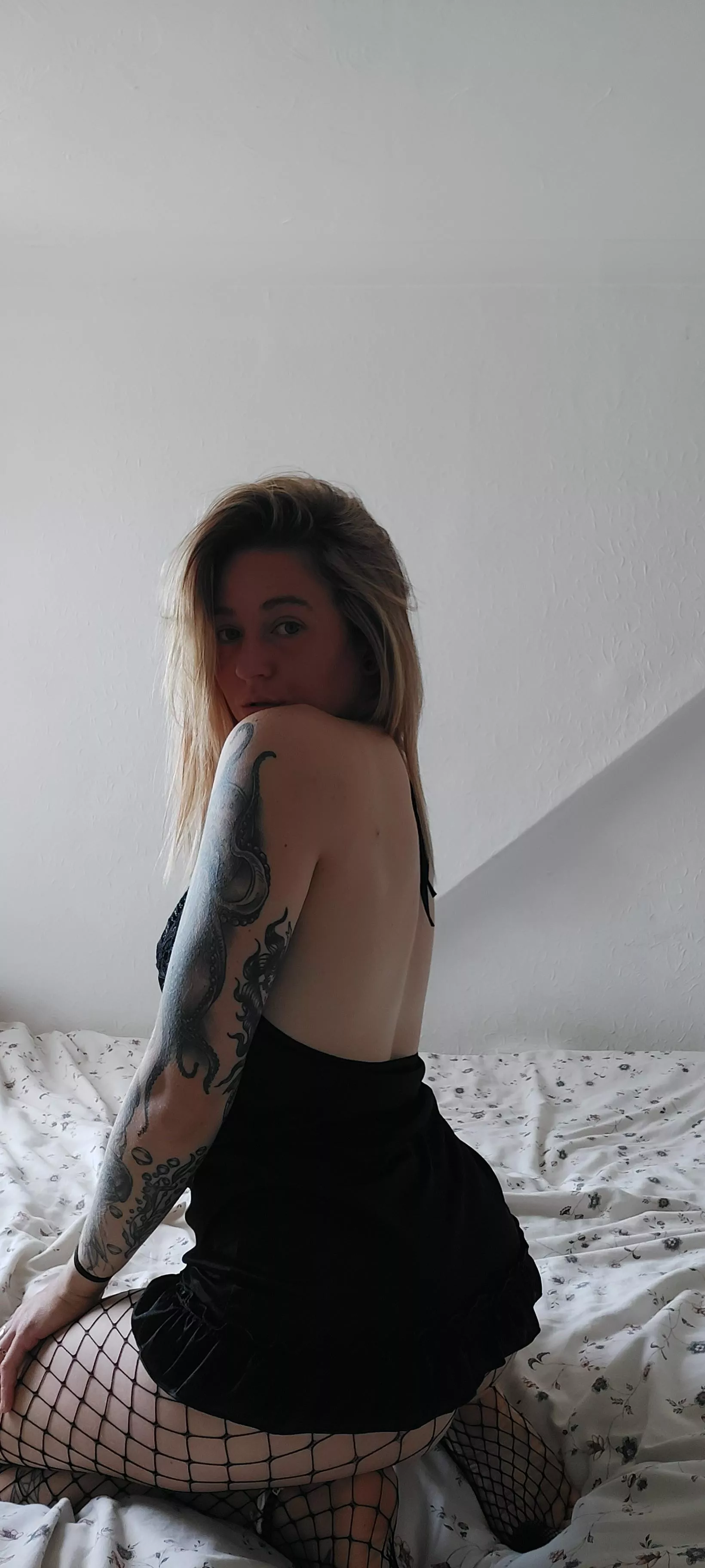 Wanna see what's underneath and watch me us my new toy 😈😘