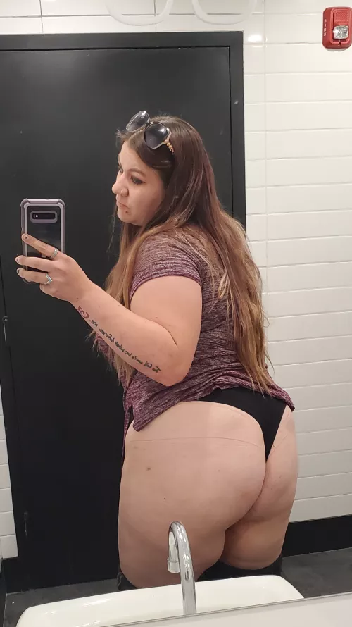 When your ass looks good you take mirror pics in public restrooms 🍑
