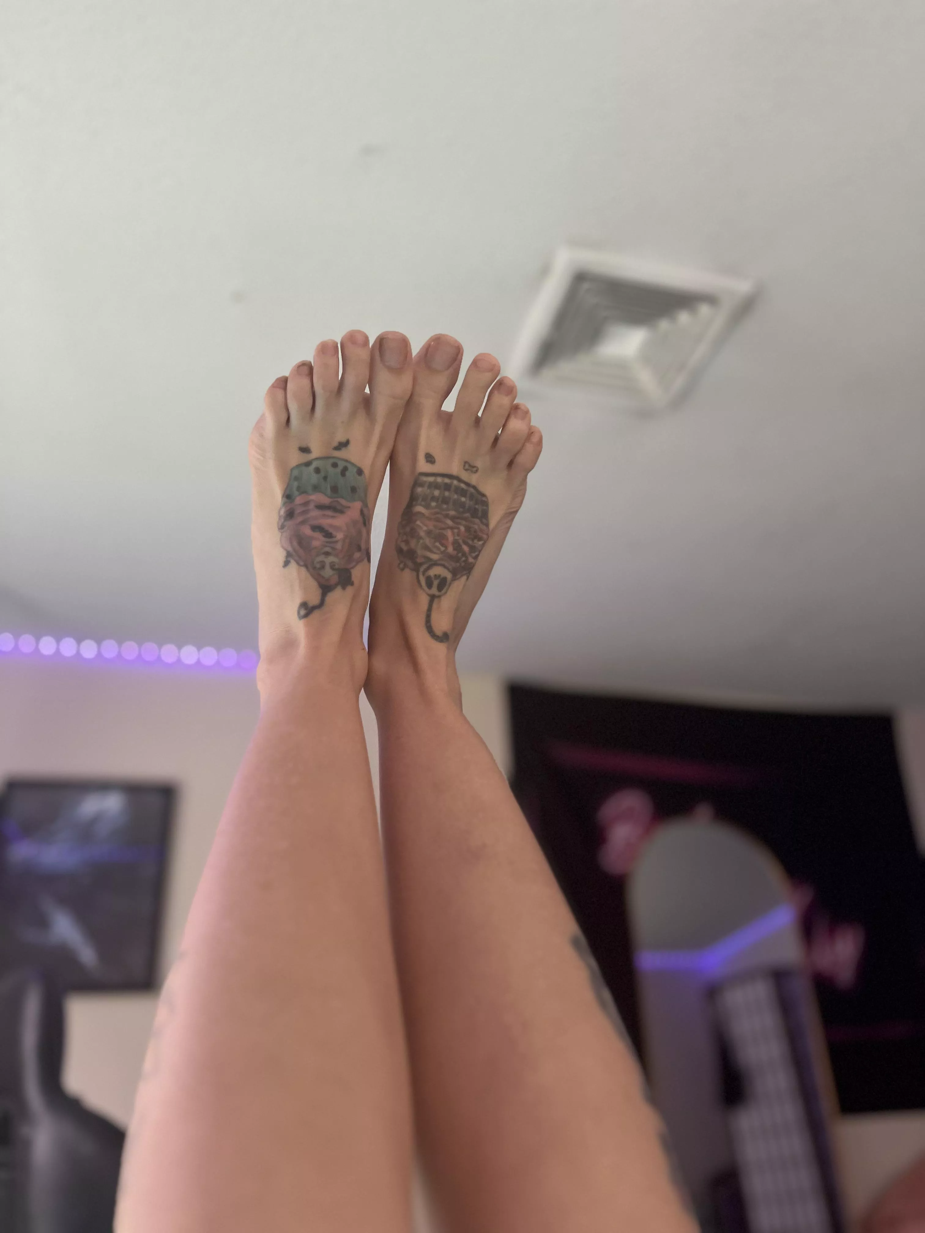 Who likes inked feet ? I think it adds a little extra to my feet 🦶