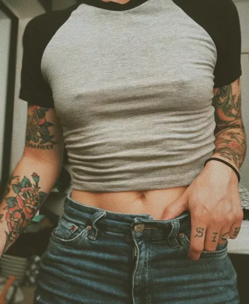 wonder why everyone kept staring at me today 🤷🏼‍♀️ [f]