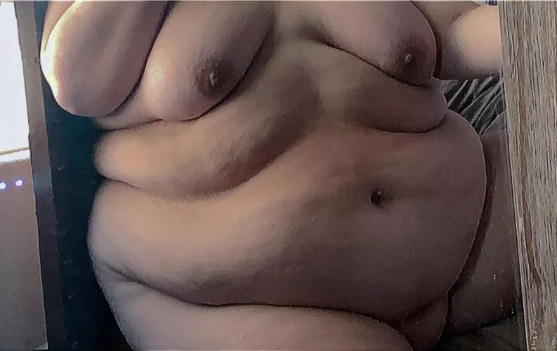 all guys ever wanna do is look at my belly 🙄