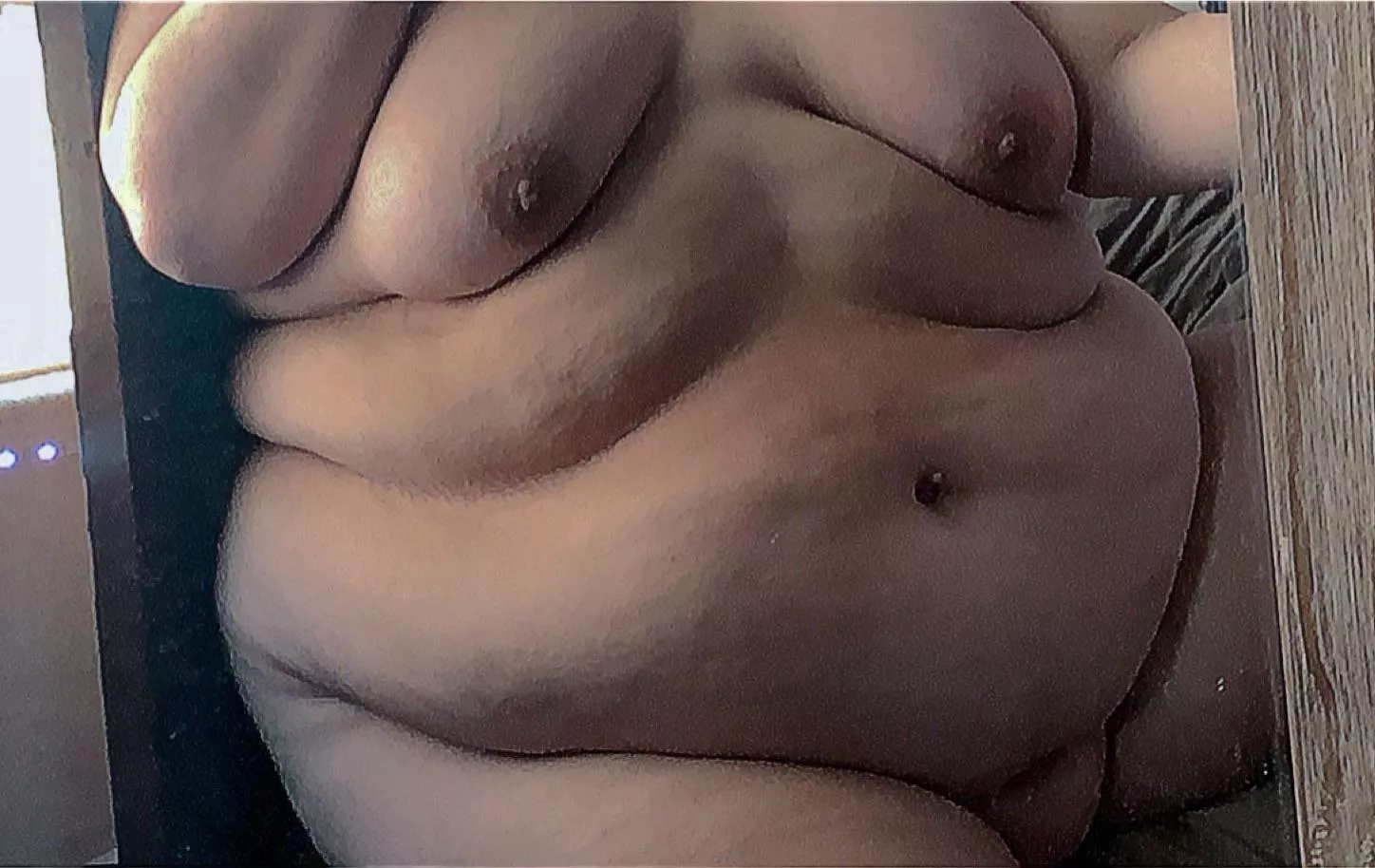 all guys ever wanna do is look at my belly 🙄