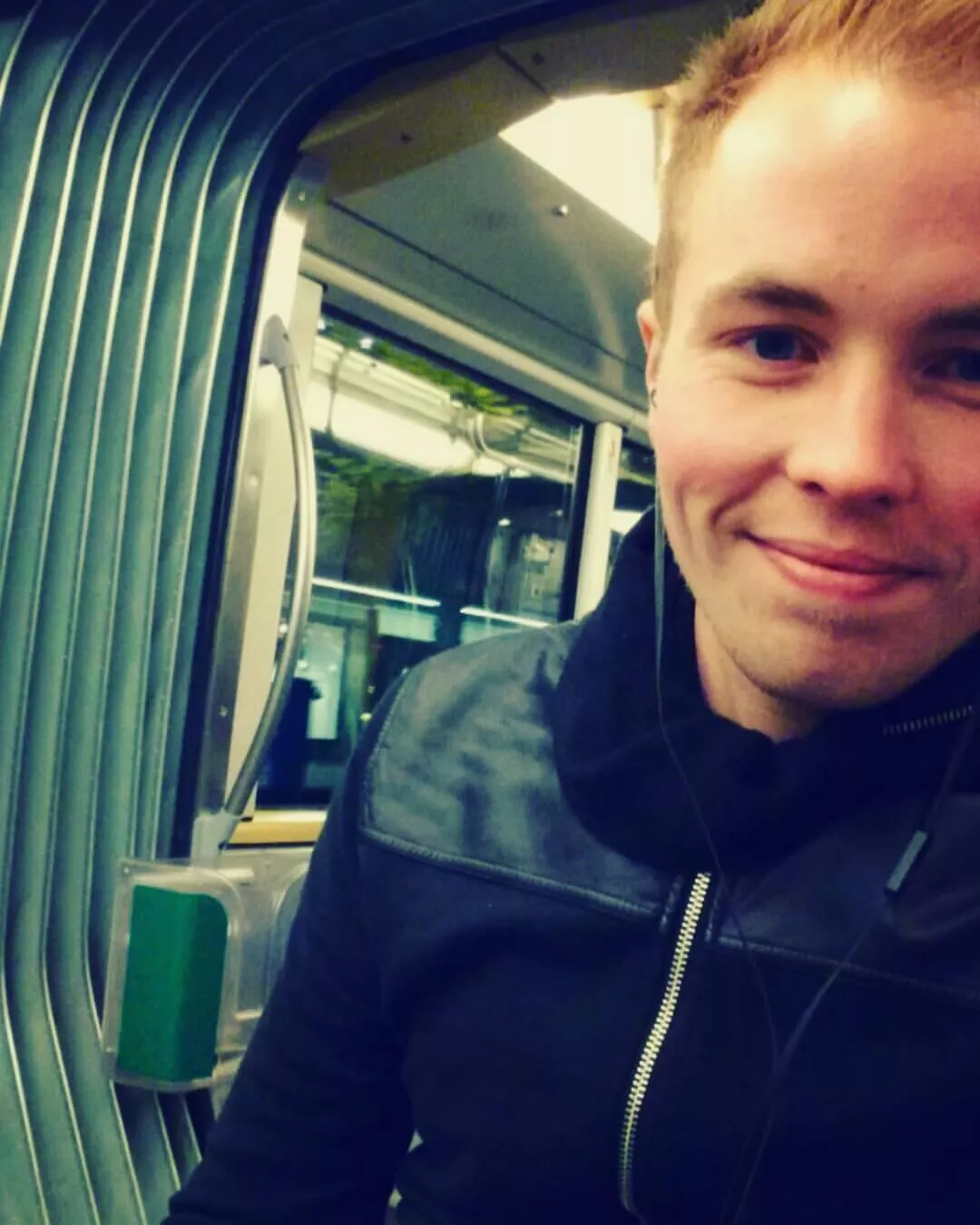 Anyone up for a chat? 22 and bored, need to kill some time!