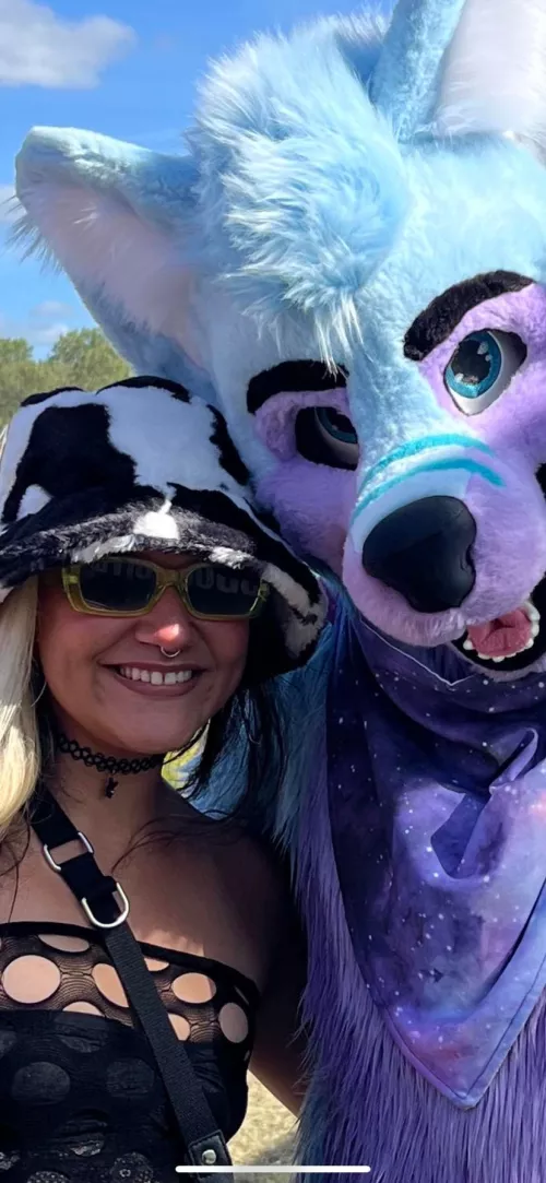 Big shout out to the furry I met at Liquicity this summer! <3 If you're in here HI! :) Such a pleasant interaction and made me more curious about the community!