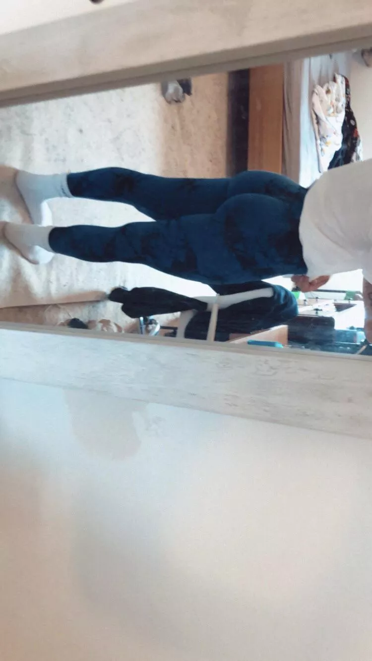 Boy in gym leggings .!